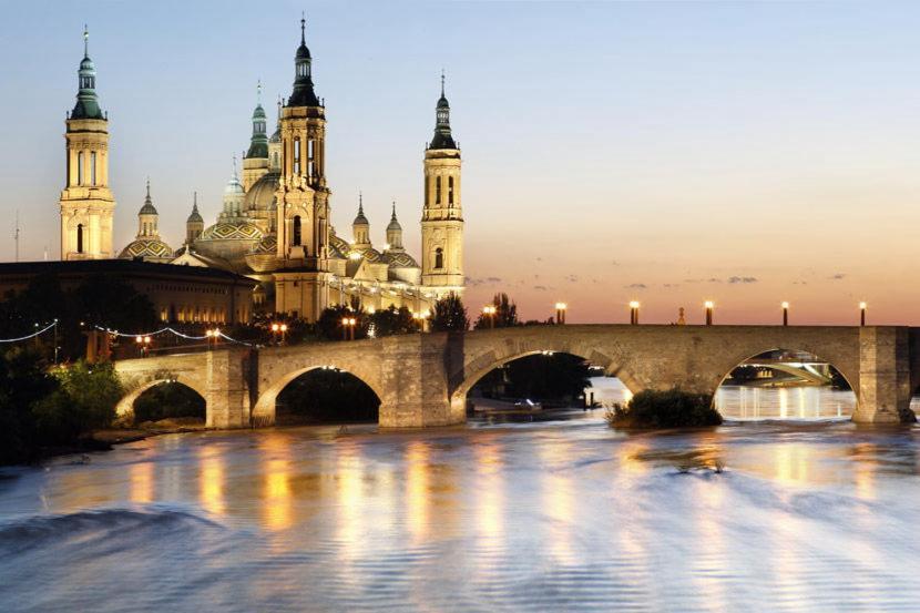 Zaragoza Y Sus 2 Catedrales Appartement Buitenkant foto